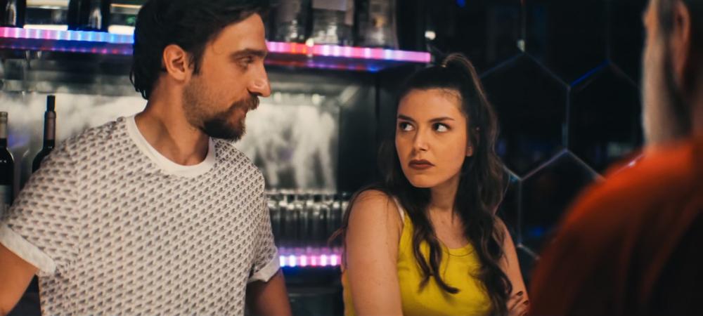 Σκηνή από το επεισόδιο της σειράς «Γιατί Ρε Πατέρα;»