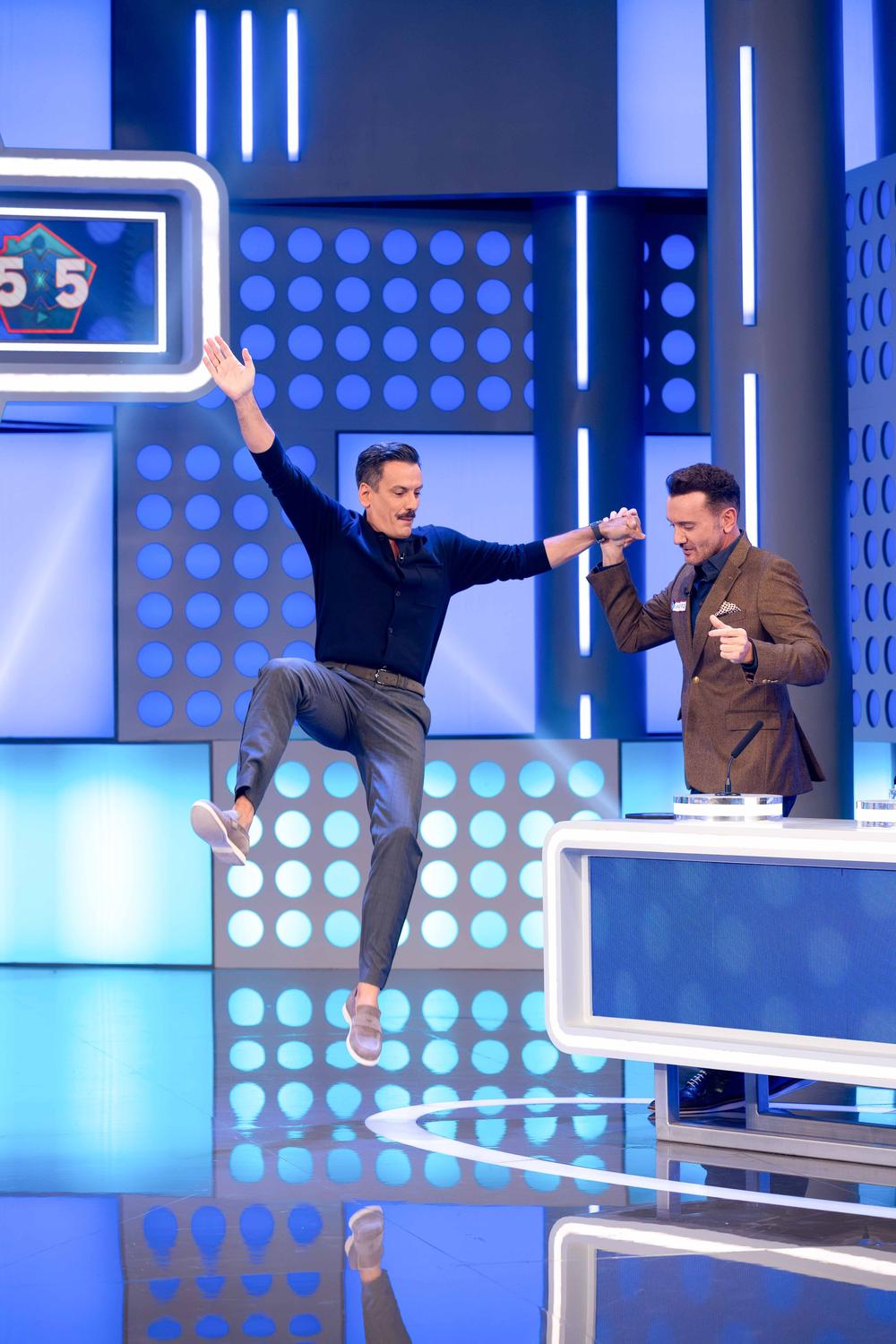 Ο Θάνος Κιούσης με τους celebrities στο πλατό