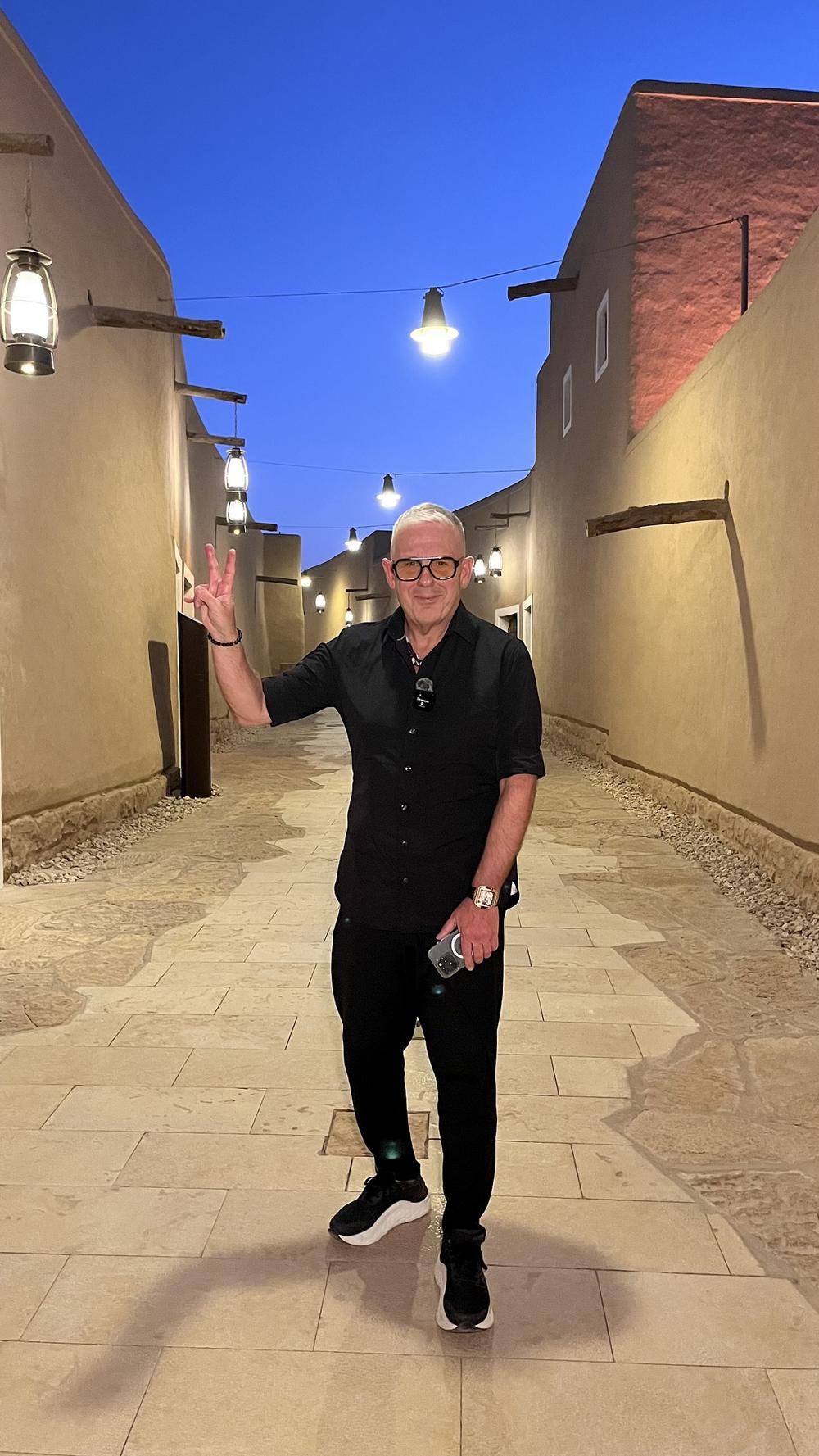 Τοπίο της Σαουδικής Αραβίας με ιστορικά κτίρια και φοίνικες