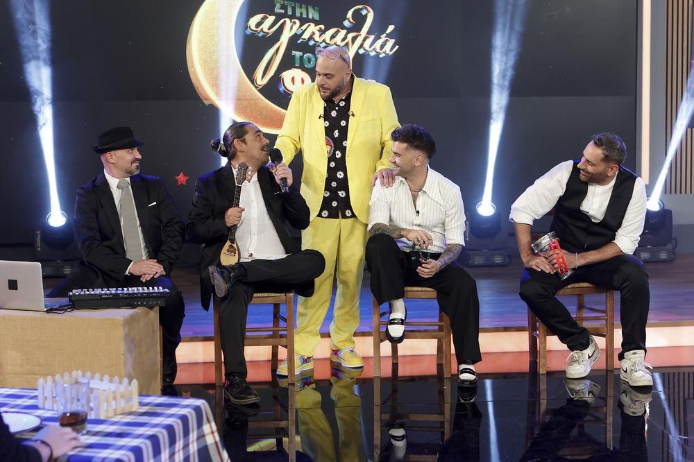 Στιγμιότυπο από την εκπομπή «Στην Αγκαλιά του Φάνη» με τους καλεσμένους.