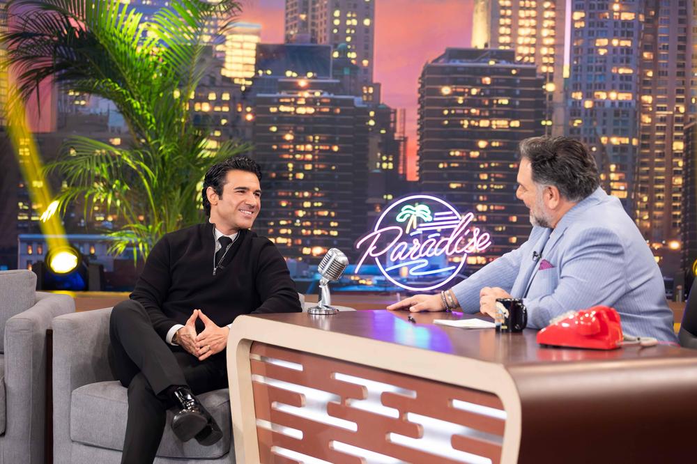 Ο Γρηγόρης Αρναούτογλου και ο Πέτρος Ιακωβίδης γελούν στο πλατό