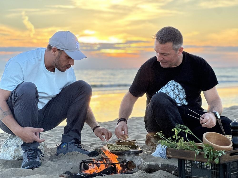 Ο Άκης Πετρετζίκης δοκιμάζει τοπικές λιχουδιές στην Κέρκυρα