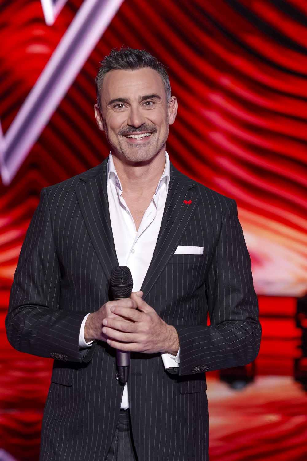 Ο Γιώργος Καπουτζίδης παρουσιάζει τον ημιτελικό του The Voice of Greece