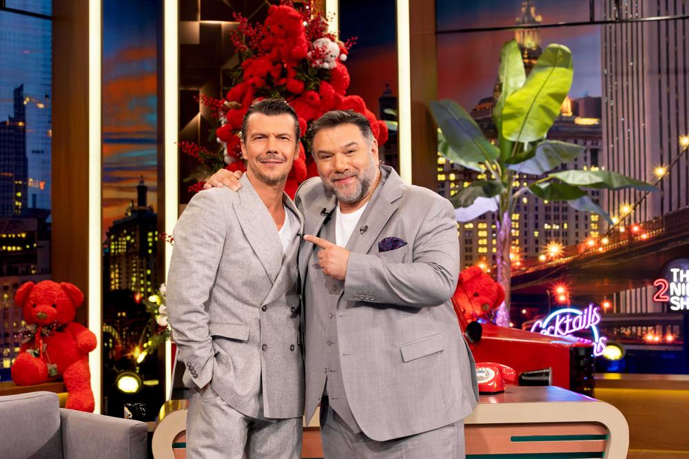 Ο Γρηγόρης Αρναούτογλου με τον Ιωάννη Παπαζήση στο The 2Night Show