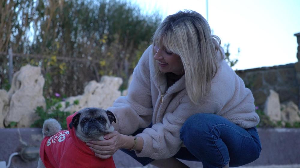 Στιγμιότυπο από την εκπομπή Pet Stories με τον Στέλιο Ρόκκο και τη Λελέ Γκόφα.