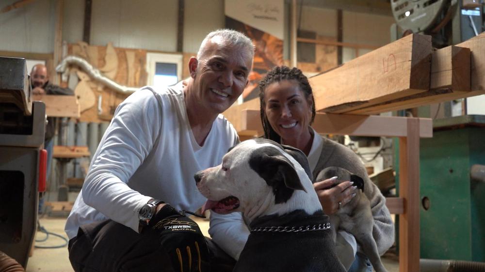 Στιγμιότυπο από την εκπομπή Pet Stories με τον Στέλιο Ρόκκο και τη Λελέ Γκόφα.