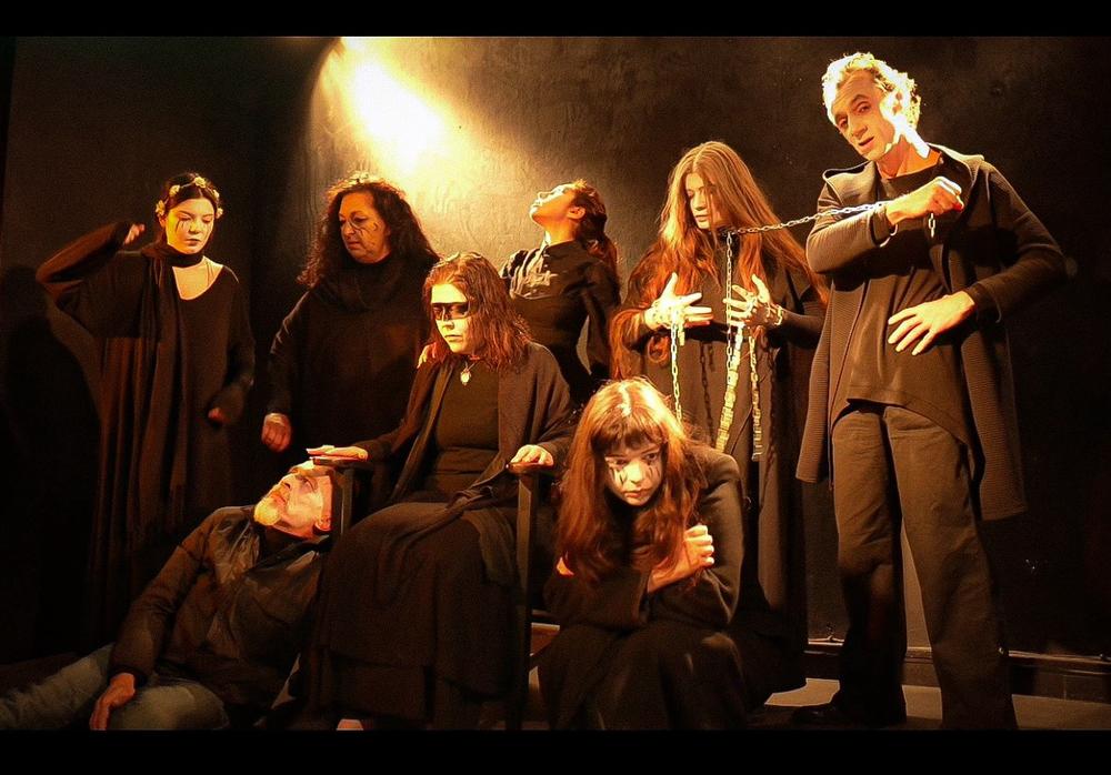 Σκηνικό στιγμιότυπο από την παράσταση ΥΒΡΙΣ στο Θέατρο Αλκμήνη