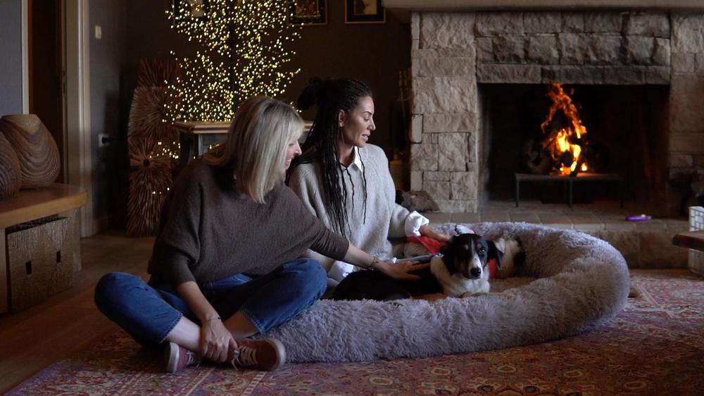 Στιγμιότυπο από την εκπομπή Pet Stories με τον Στέλιο Ρόκκος και τη Λελέ Γκόφα.