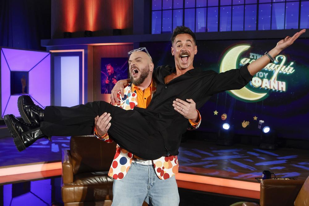 Ο Φάνης Λαμπρόπουλος υποδέχεται τους καλεσμένους του