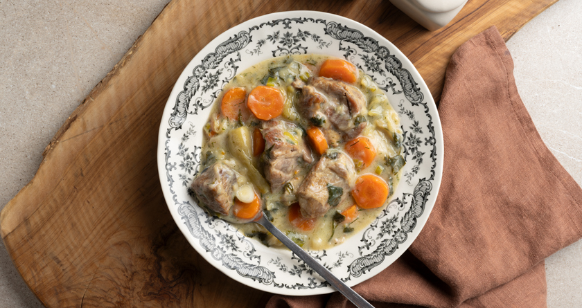 Ο Άκης Πετρετζίκης προετοιμάζει τις συνταγές του