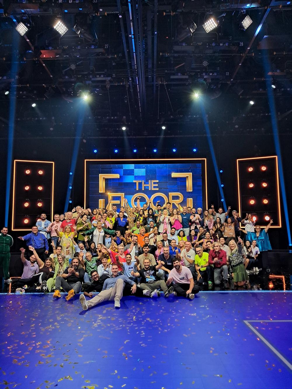 Ο Γιώργος Λιανός με τον νικητή του επάθλου των 50.000 ευρώ