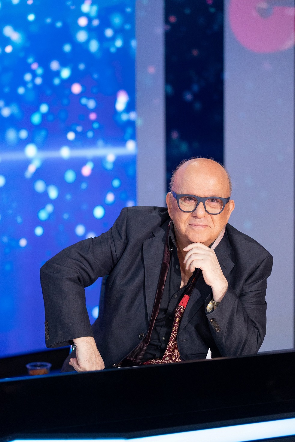 Ο Πάνος Κιάμος ερμηνεύει τις επιτυχίες του στο J2US