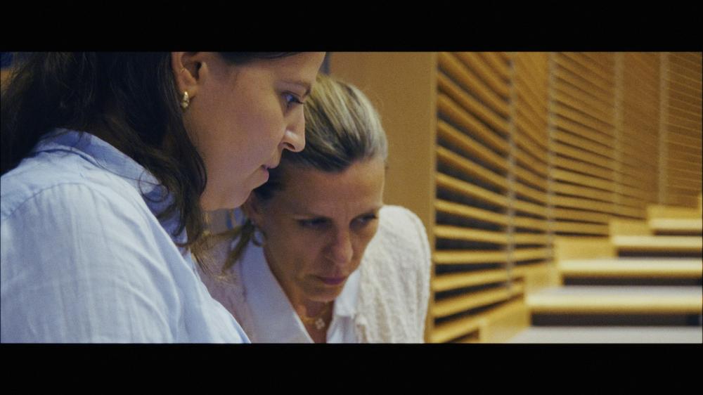 Οι δημοσιογράφοι Ελένη Βαρβιτσιώτη και Βικτώρια Δενδρινού