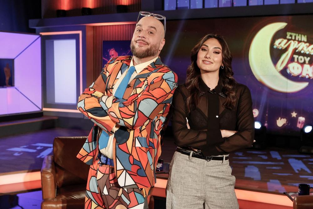 Ο Φάνης Λαμπρόπουλος υποδέχεται τους καλεσμένους του στον ΣΚΑΪ