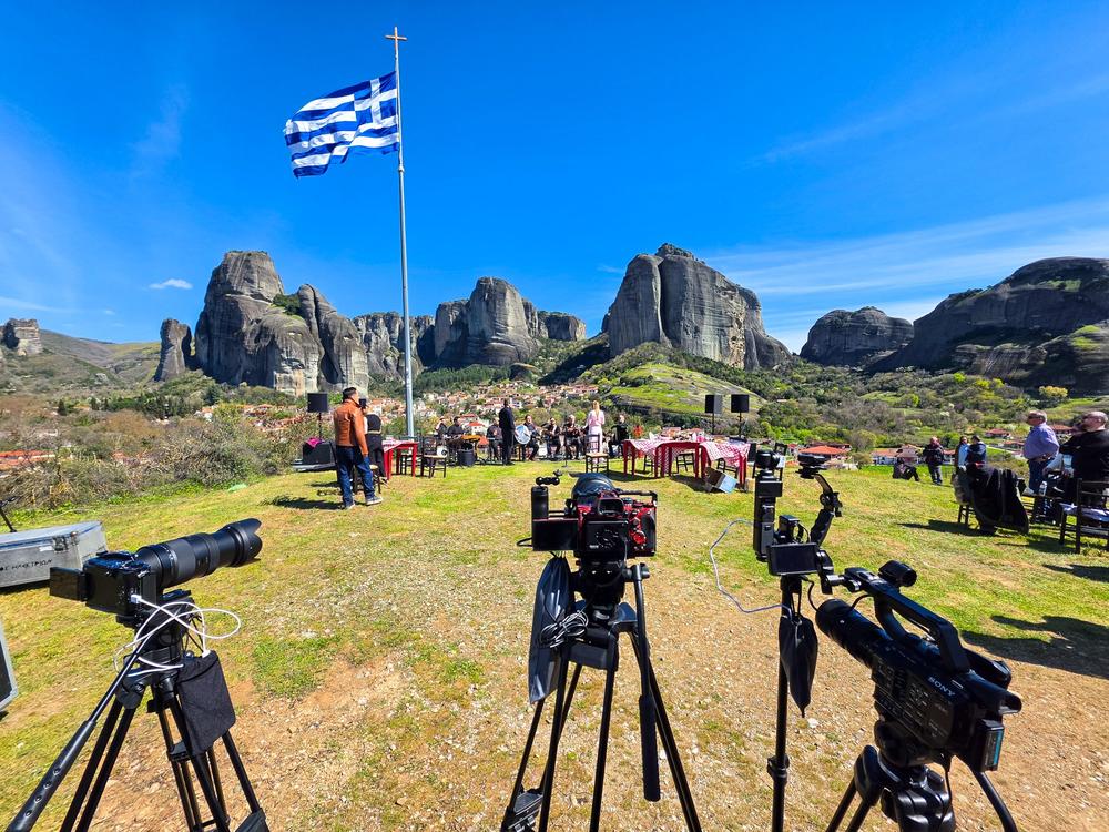 Ο Χρήστος Νέζος και η Μελίνα Ασλανίδου στα Μετέωρα