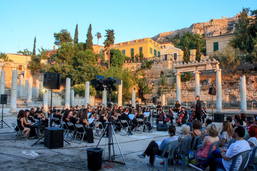 Η Νάνα Σιμόπουλος με την ορχήστρα Nostos