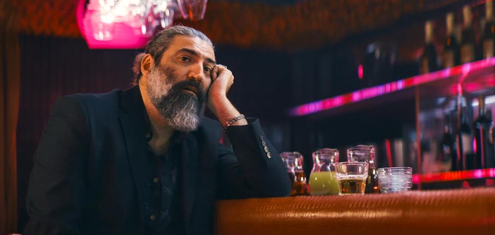 Ο Μιχάλης Λεβεντογιάννης σε σκηνή από τη σειρά Γιατί Ρε Πατέρα;