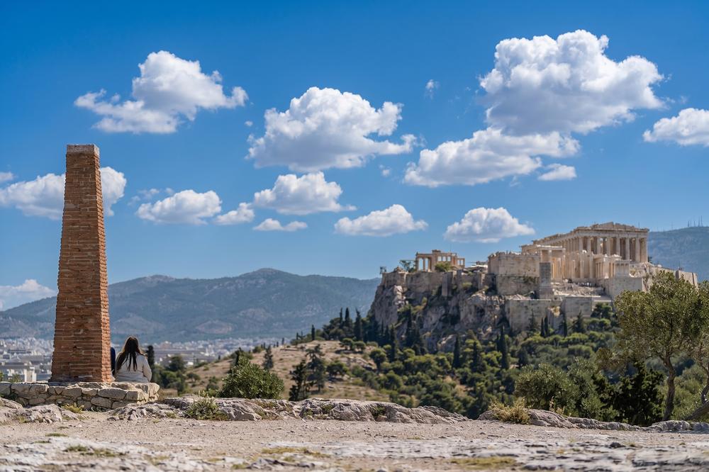 Ο ιστορικός χώρος της Πνύκας με φόντο την Ακρόπολη