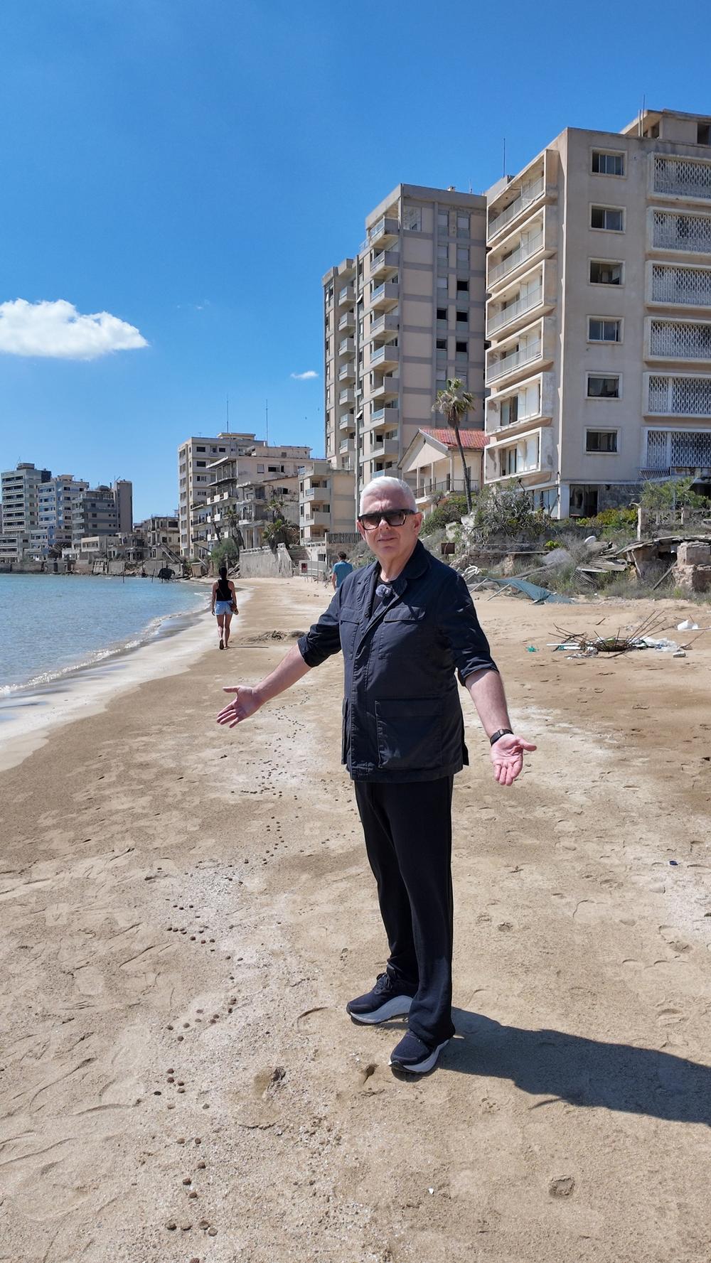 Ο Τάσος Δούσης σε οδοιπορικό στα χωριά της Κύπρου