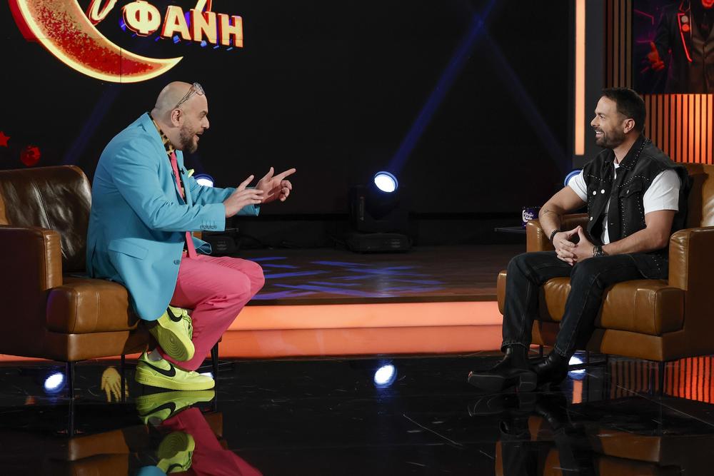 Ο Ηλίας Βρεττός στο πλατό του ΣΚΑΪ